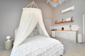 Moderne studio Sun dichtbij de zee met zwembad